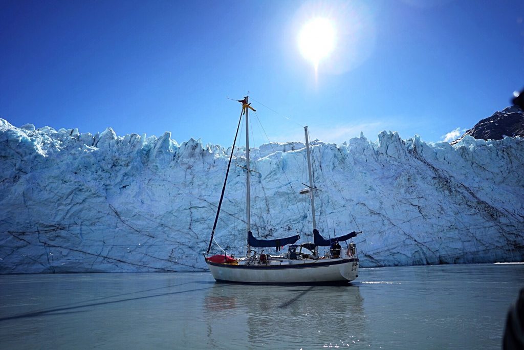 naša 15m vysoká “Saudade” bola zanedbateľným mravčekom pri 80m vysokom ľadovcovom masíve “Margerie Glacier”